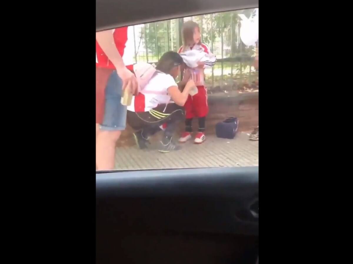 Investigan a mujer que pone pirotecnia en niña en disturbios en River-Boca