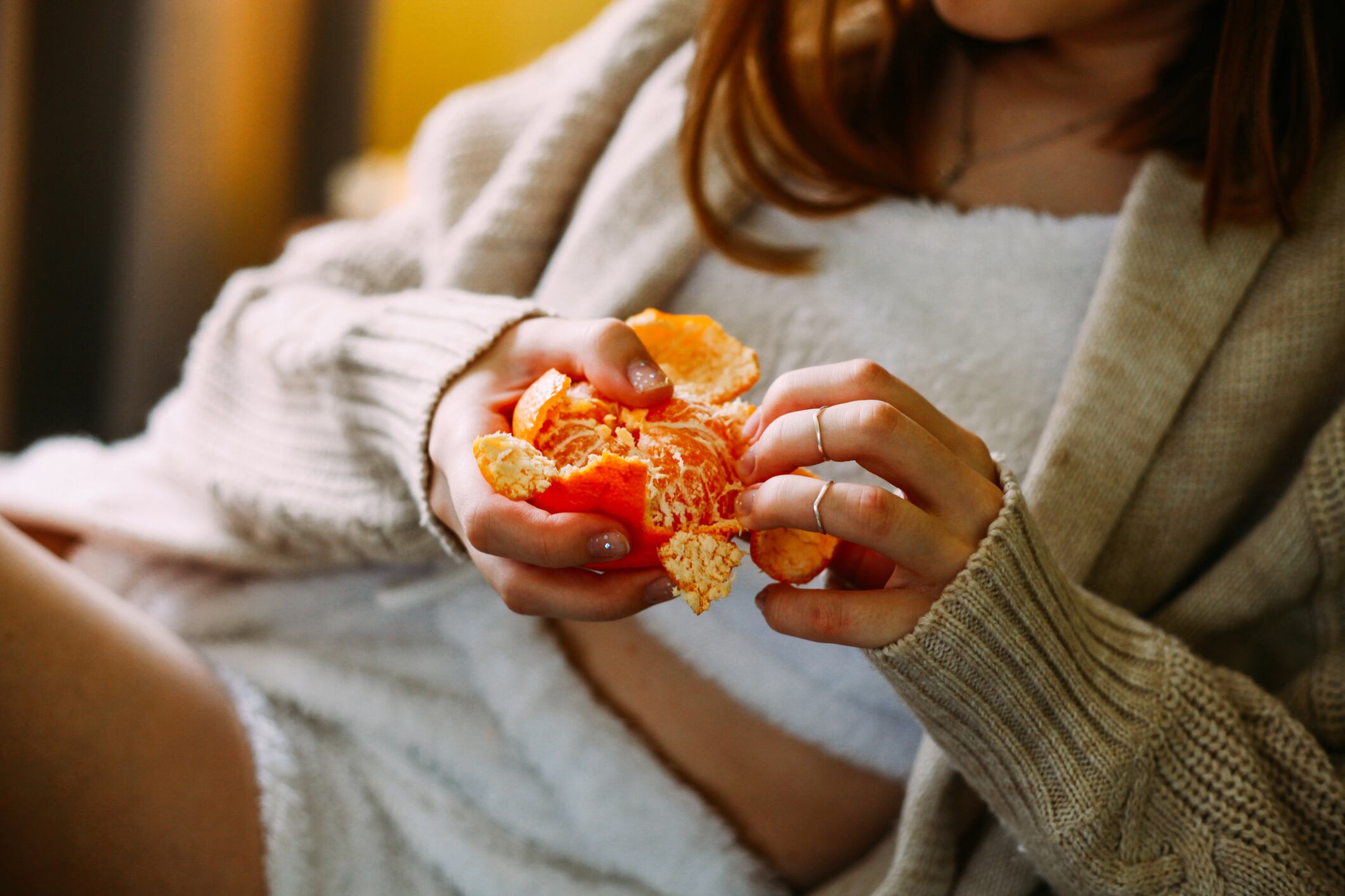 Mujer disfrutando de una mandarina / cortesía Getty