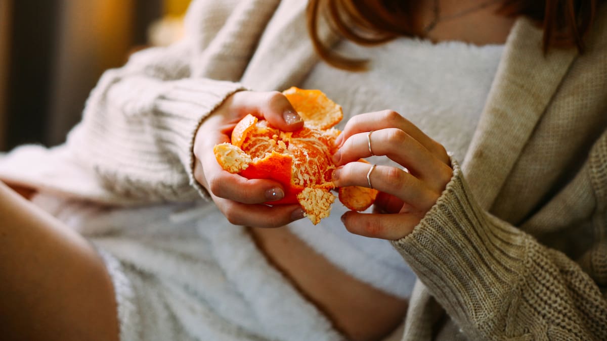 ¿Qué son y por qué no debe quitar los hilos de la mandarina? Expertos responden