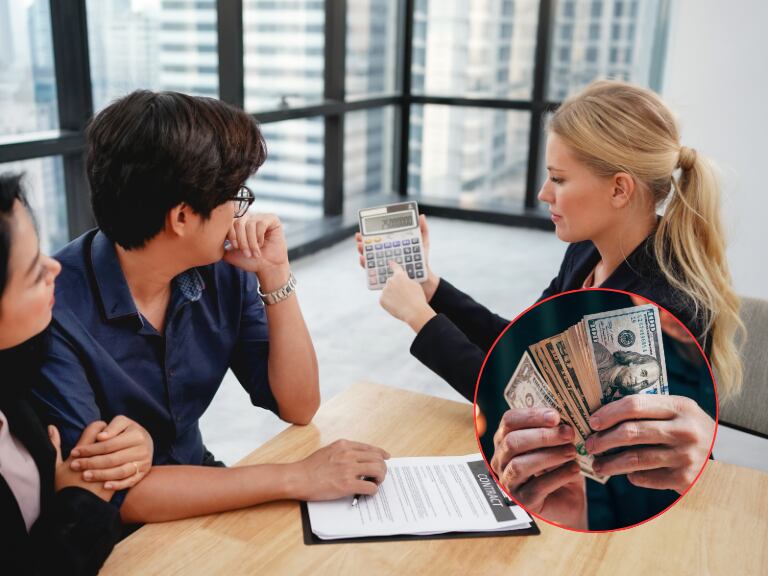 Mujer empresaria mostrando los valores de un negocio que hace con una pareja durante la firma de un contrato / Hombre mostrando un fajo de dólares (Getty Images)