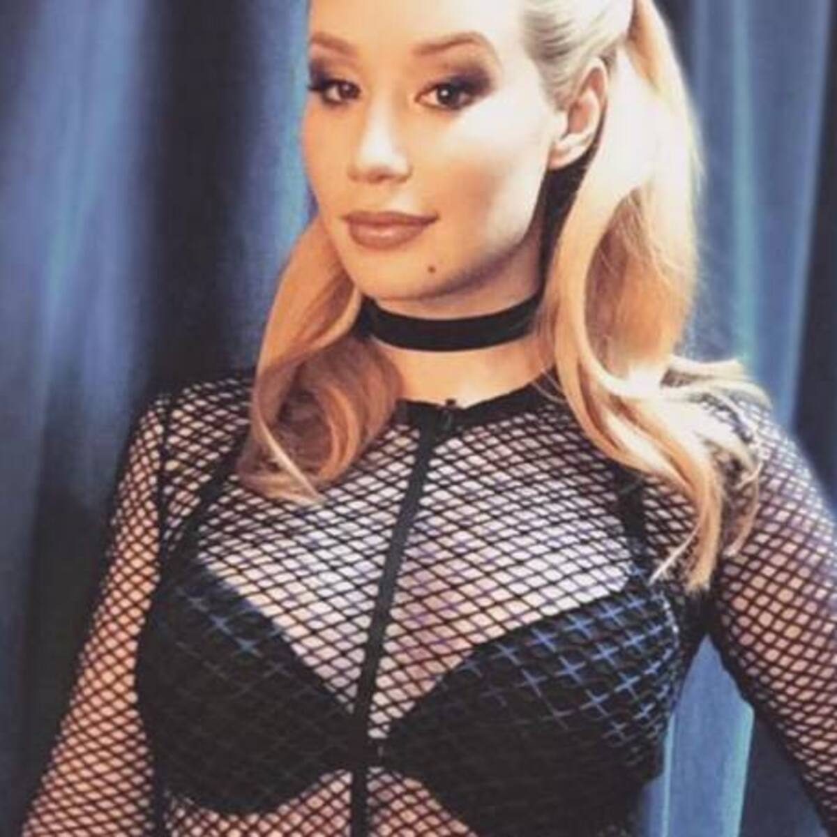 Iggy Azalea da las gracias a su cirujano por sus 'pechos respingones'