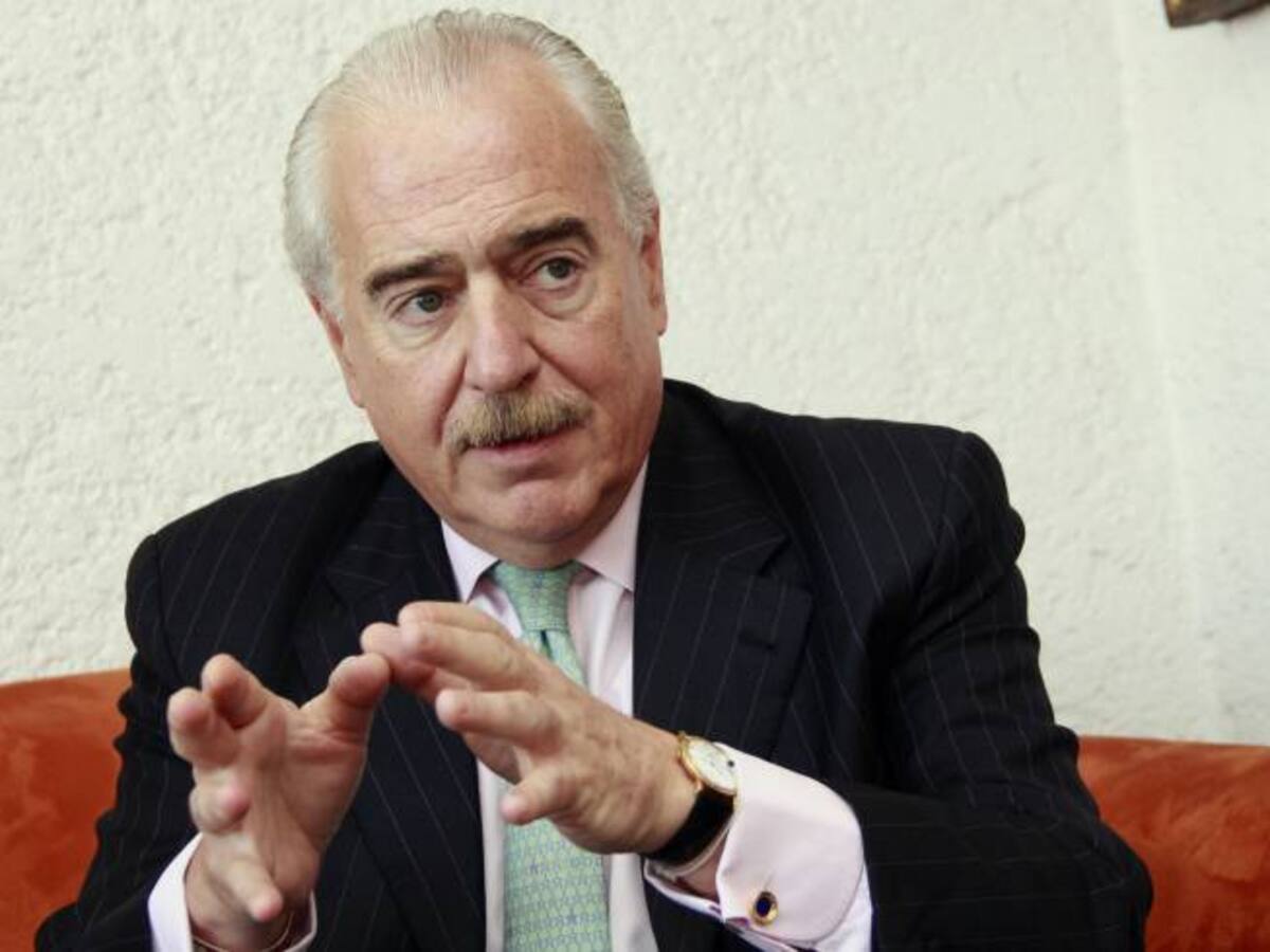 Pastrana insiste a Santos una investigación oficial sobre siniestro de avión