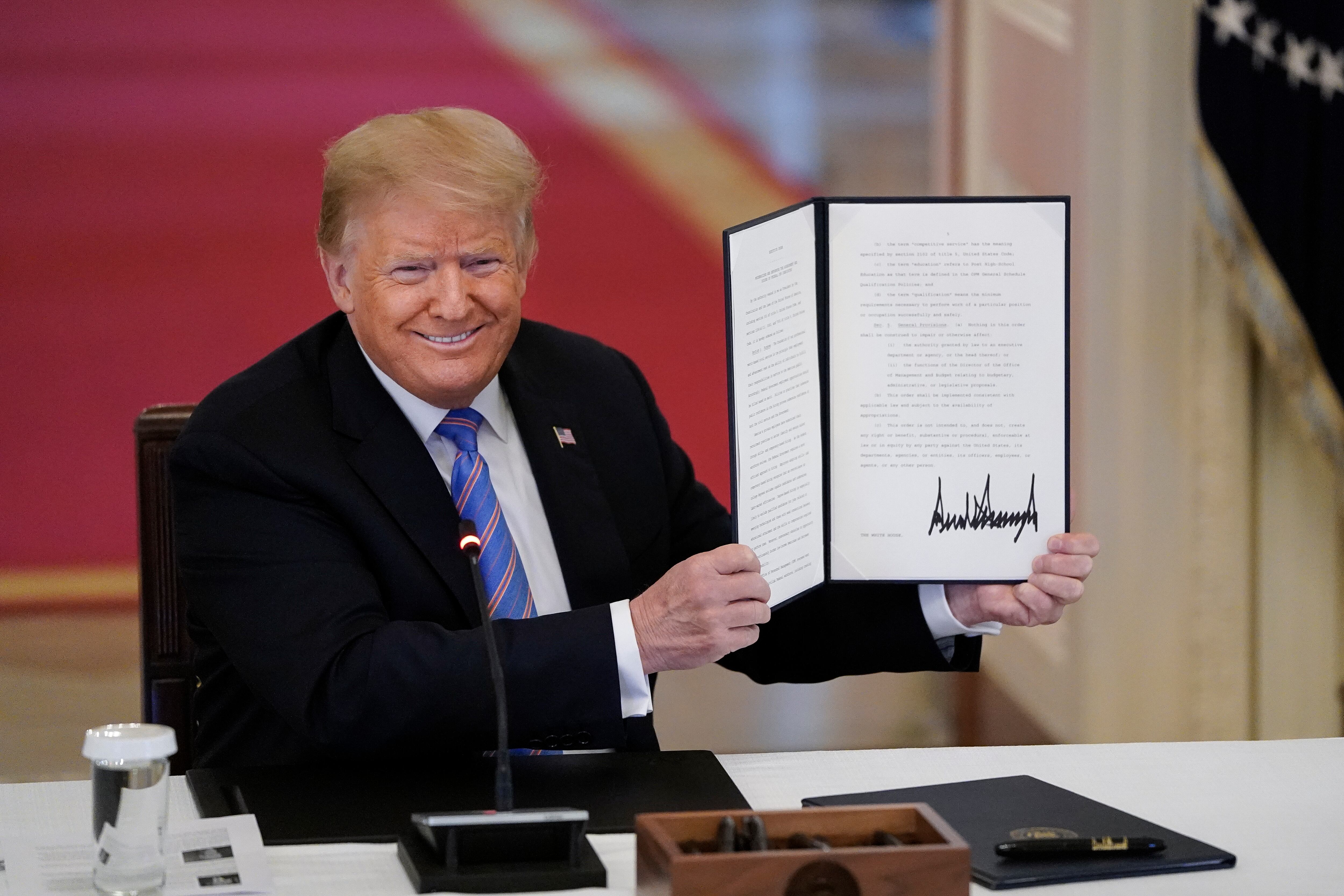 Órdenes de despido de trabajadores federales y extensiones a su política contra la migración irregular son algunas de las nuevas medidas de la Casa Blanca en la nueva “era dorada” de Trump.
(Foto:   Drew Angerer/Getty Images)