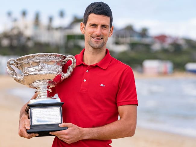 Novak Djokovic posa con el trofeo del Abierto de Australia, su más reciente título de Grand Slam.