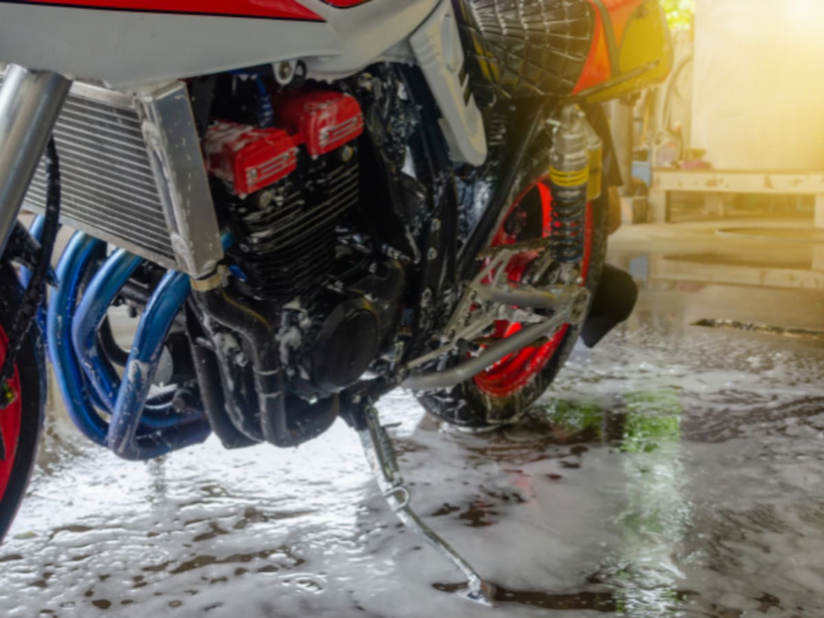 Qué pasa si le entra agua al tanque de gasolina de una moto: la solución más efectiva