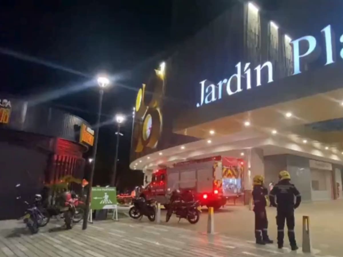 Bomberos de Cali controlan incendio que se presentó en el centro comercial Jardín Plaza
