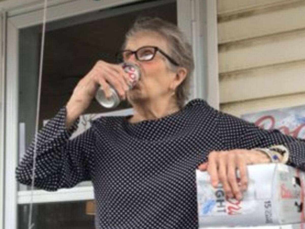 Anciana pidió cerveza para la cuarentena y fabrica le regala 150 latas