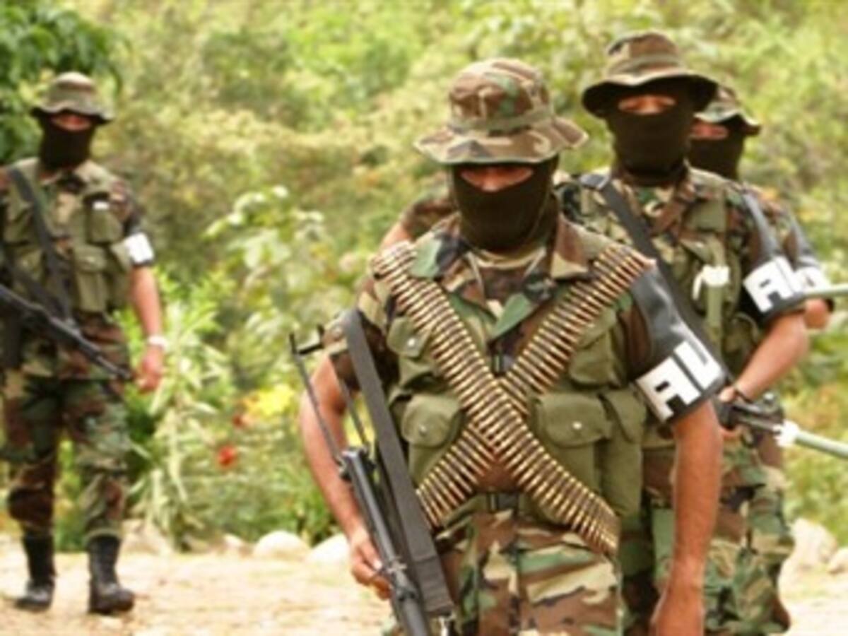 Fiscalía excluye a 354 exparamilitares de la ley de justicia y paz