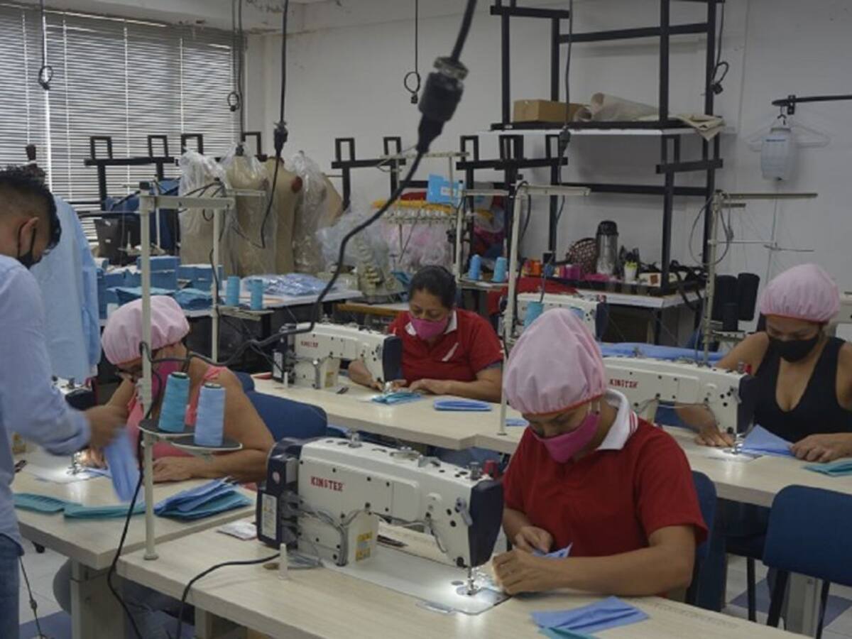 Aprendices SENA fabrican elementos de protección
