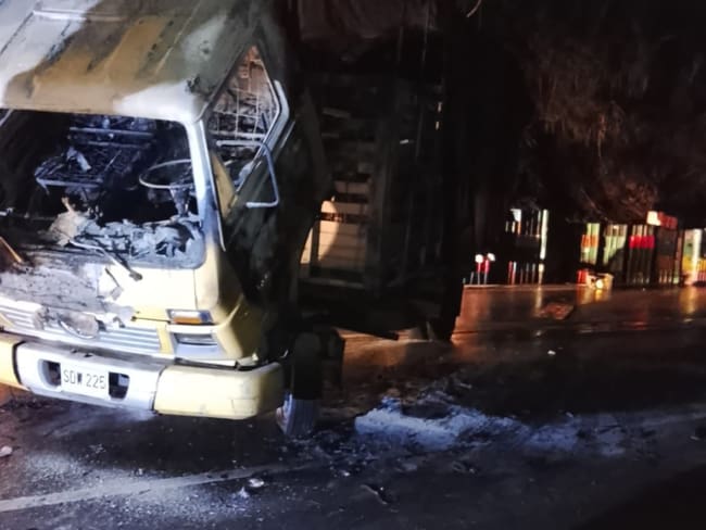 Incineran un vehículo de carga en la vía Panamericana entre Popayán y Cali
