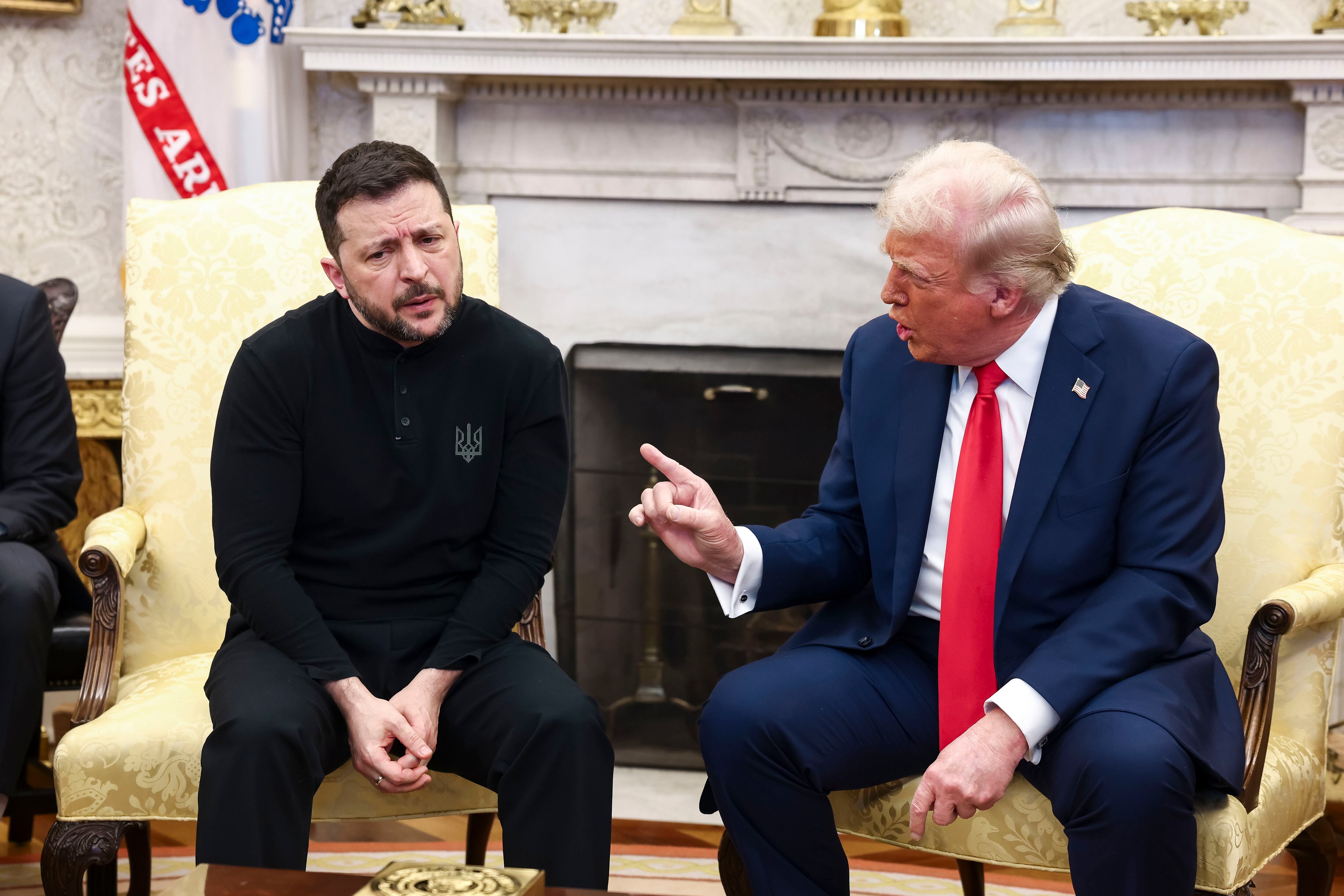 WASHINGTON (United States), 28/02/2025.- Ukrainian President Volodymyr Zelensky (L) talks with US President Donald Trump (R) in the Oval Office of the White House in Washington, DC, USA, 28 February 2025. Zelensky is in Washington to sign the framework of a deal, pushed by President Trump, to share Ukrainess mineral wealth with the US.  (Ucrania) EFE/EPA/JIM LO SCALZO / POOL