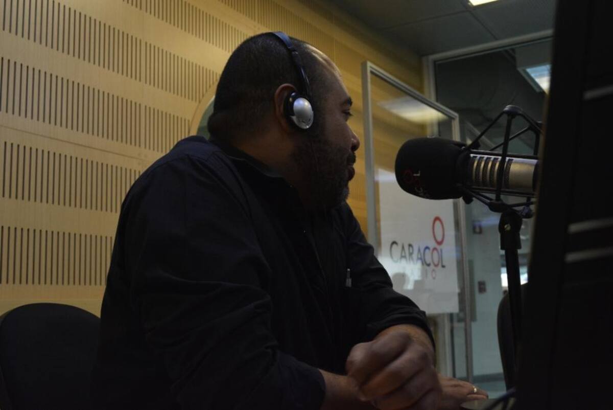 El ídolo de la radio se despide de La Luciérnaga pero continúa con sus comentarios deportivos en El Pulso del Fútbol. #GraciasPelaez