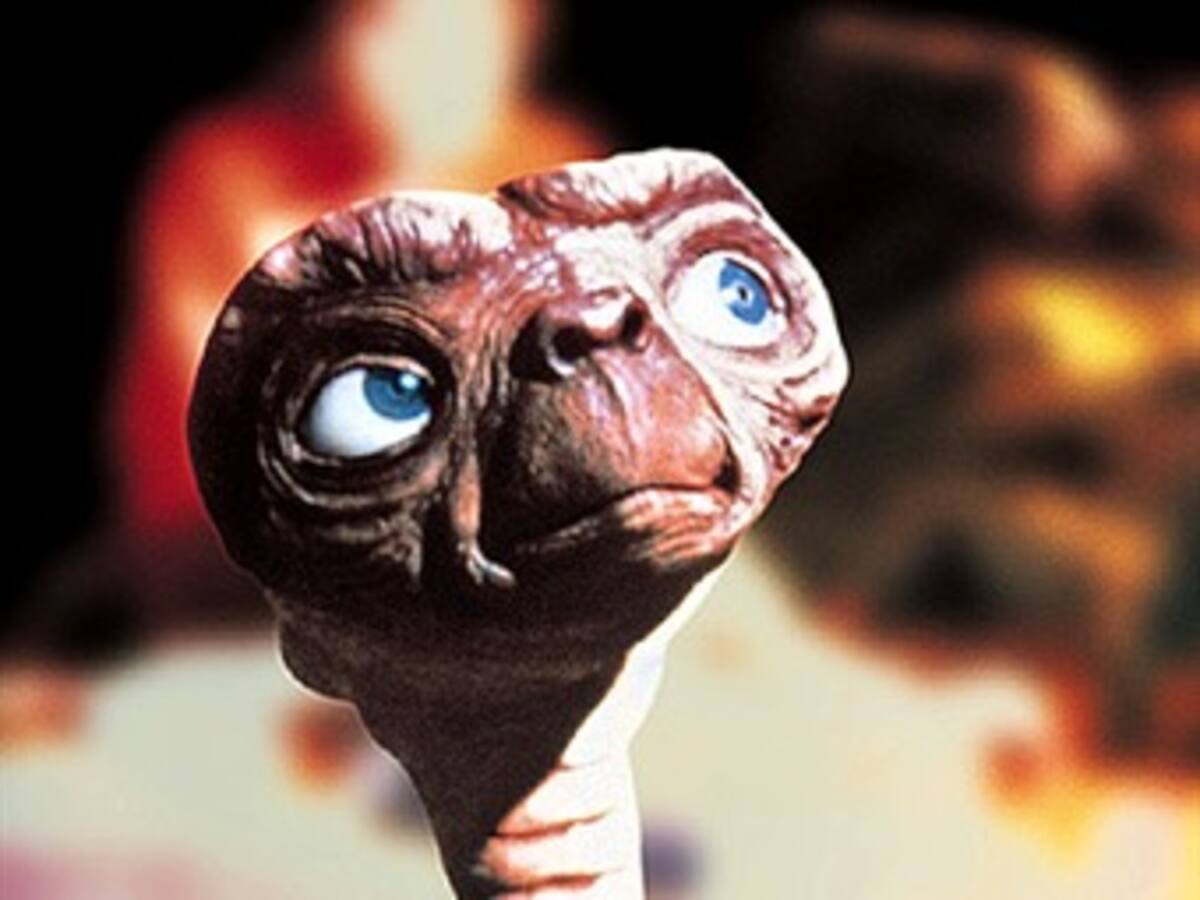E.T. conmovió a la tierra hace treinta años con su odisea para telefonear a casa