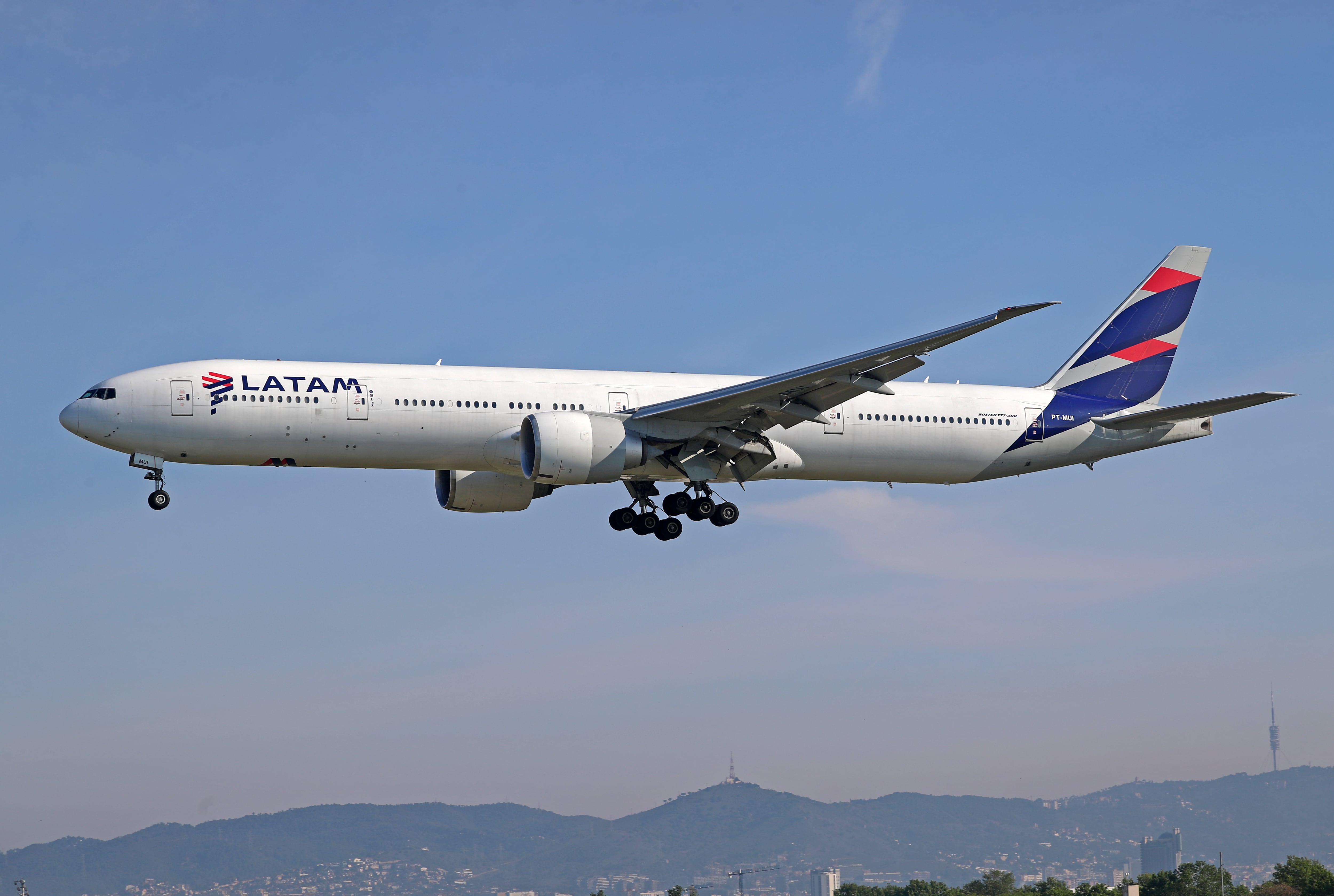Avión de LATAM Airlines con el tren de aterrizaje (Getty Images)