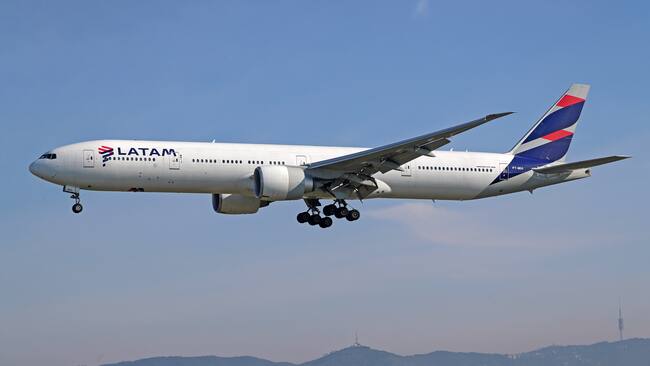 Avión de LATAM Airlines con el tren de aterrizaje (Getty Images)