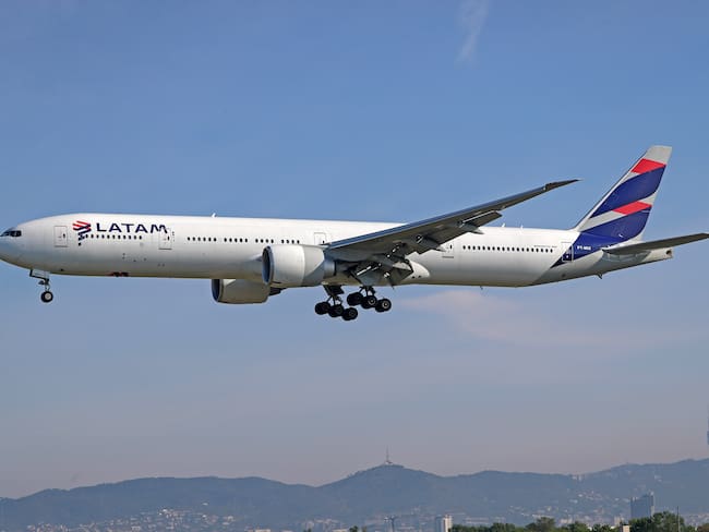 Avión de LATAM Airlines con el tren de aterrizaje (Getty Images)
