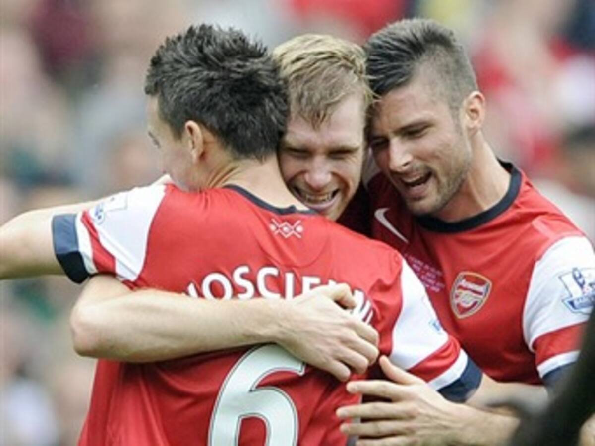 Arsenal toma el liderato en la Liga Premier