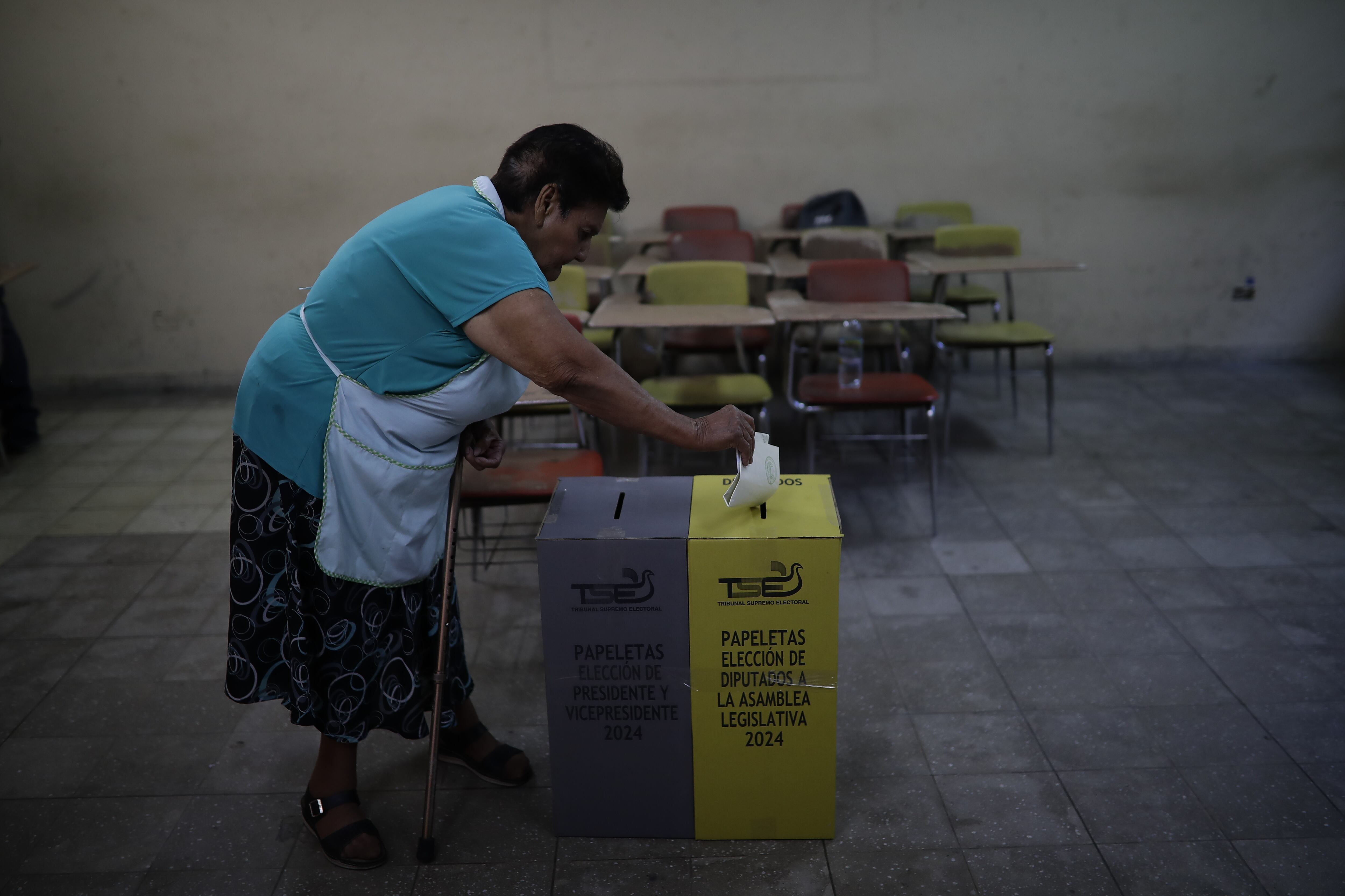 AME5357. SAN SALVADOR (EL SALVADOR), 04/02/2024.- Una electora deposita su voto hoy, en un centro de votación en el Instituto Nacional "Francisco Menéndez" en San Salvador (El Salvador). Los centros de votación abrieron este domingo sus puertas en El Salvador para la celebración de las elecciones presidenciales y legislativas, en las que el actual presidente del país, Nayib Bukele, busca la reelección para un segundo mandato consecutivo y figura como gran favorito. EFE/ Rodrigo Sura