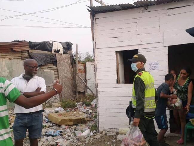 Policías entregan 50 mercados a familias de La Playita en Cartagena
