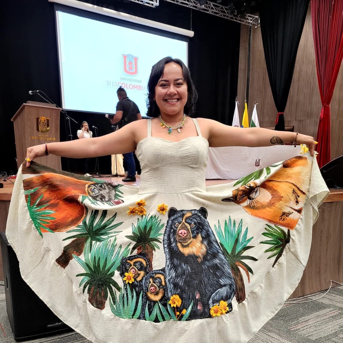 Estudiante que recibió título, lució un vestido pintado con figuras alusivas al medio ambiente
