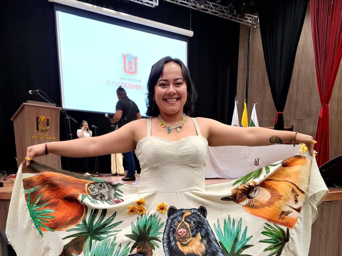 Estudiante que recibió título, lució un vestido pintado con figuras alusivas al medio ambiente