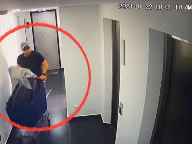 John Poulos quedó registrado en video. Imagen de cámaras de seguridad del edificio donde ocurrió el crimen de Valentina Trespalacios