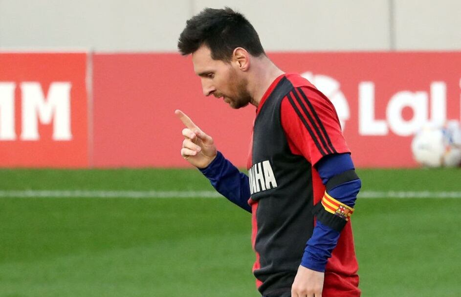 Lionel Messi celebra un gol con la camiseta de Newell's icónica de Diego Maradona, jugando para el Barcelona / Getty Images

Barcelona's Argentinian forward Lionel Messi pays tribute for late Argentinian football legend Diego Maradona by revealing a Newell's Old Boys jersey after scoring his team's fourth goal during the Spanish League football match between FC Barcelona and CA Osasuna at the Camp Nou stadium in Barcelona, on November 29, 2020. (Photo by J. Bassa / AFP) (Photo by J. BASSA/AFP via Getty Images)
