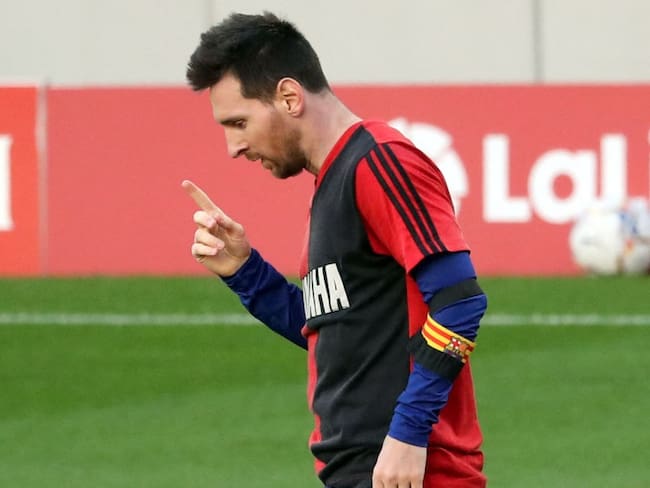 Lionel Messi celebra un gol con la camiseta de Newell&#039;s icónica de Diego Maradona, jugando para el Barcelona / Getty Images

Barcelona&#039;s Argentinian forward Lionel Messi pays tribute for late Argentinian football legend Diego Maradona by revealing a Newell&#039;s Old Boys jersey after scoring his team&#039;s fourth goal during the Spanish League football match between FC Barcelona and CA Osasuna at the Camp Nou stadium in Barcelona, on November 29, 2020. (Photo by J. Bassa / AFP) (Photo by J. BASSA/AFP via Getty Images)