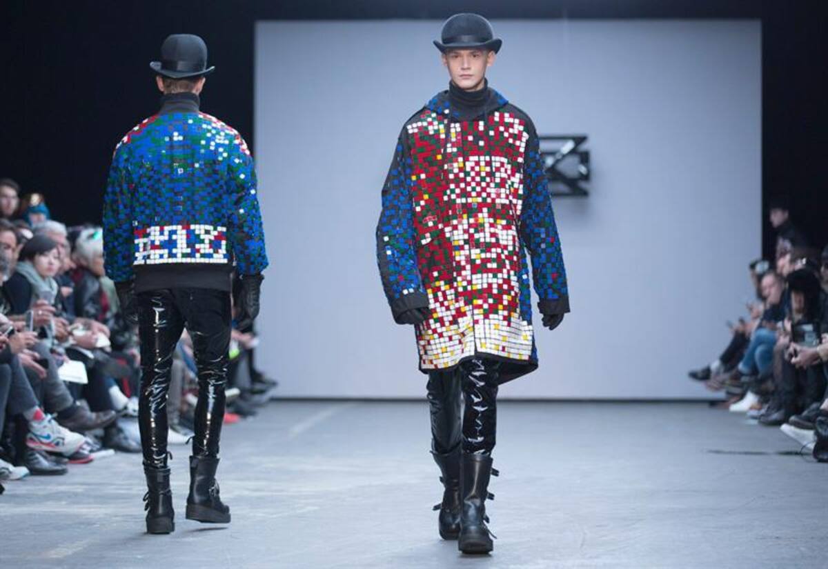 Una serie de modelos presentan la colección de otoño, invierno 2015 en la semana de la moda masculina en Londres, Inglaterra, que se realizará hasta el próximo 12 de enero.