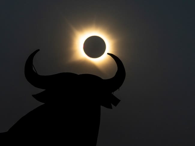 Vista detrás del Toro de Osborne en Guadalajara, España, durante el eclipse solar total. (Photo by Pablo Blazquez Dominguez/Getty Images)