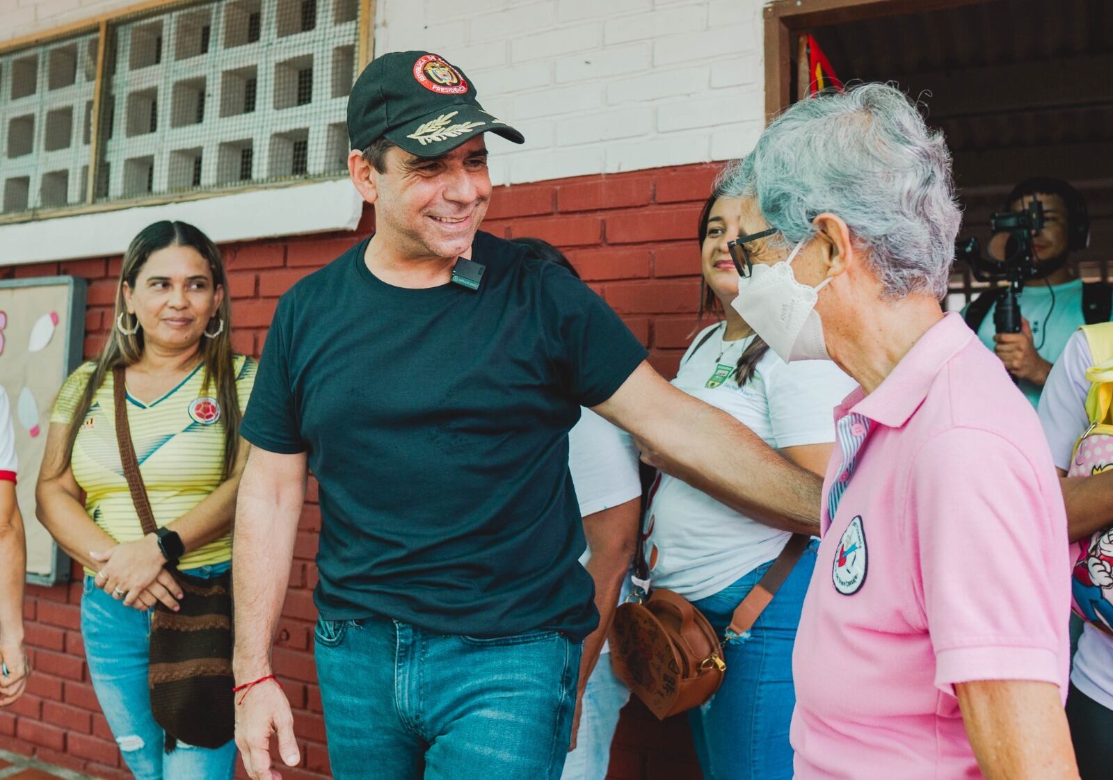 Alex explicó que los colegios Cívico 7 de abril y Santo Domingo de Guzmán, requieren de la construcción de más aulas para poder cubrir la demanda de niños de la zona.
