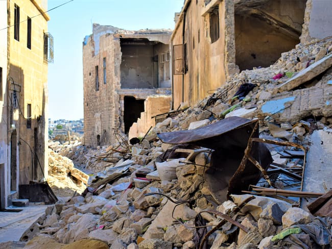 ALEPO (SIRIA), 30/08/2023.- Las ruinas de un edificio destruido por el terremoto que sacudió la ciudad siria de Alepo el pasado febrero, vistas el 24 de agosto de 2023. EFE/Hana al Saleh