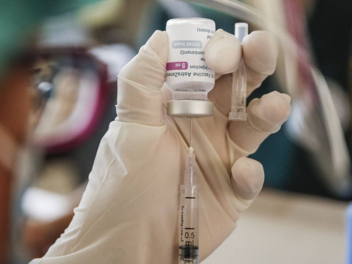 Vacuna de AstraZeneca es 79% efectiva previniendo la COVID-19