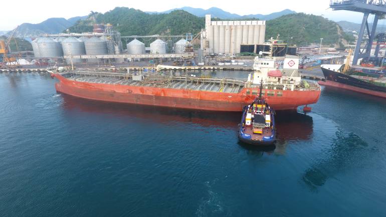 Dos buques tanqueros cargando aceite de palma, atracados en los muelles No. 4 y 6. /FOTO PUERTO SAMARIO