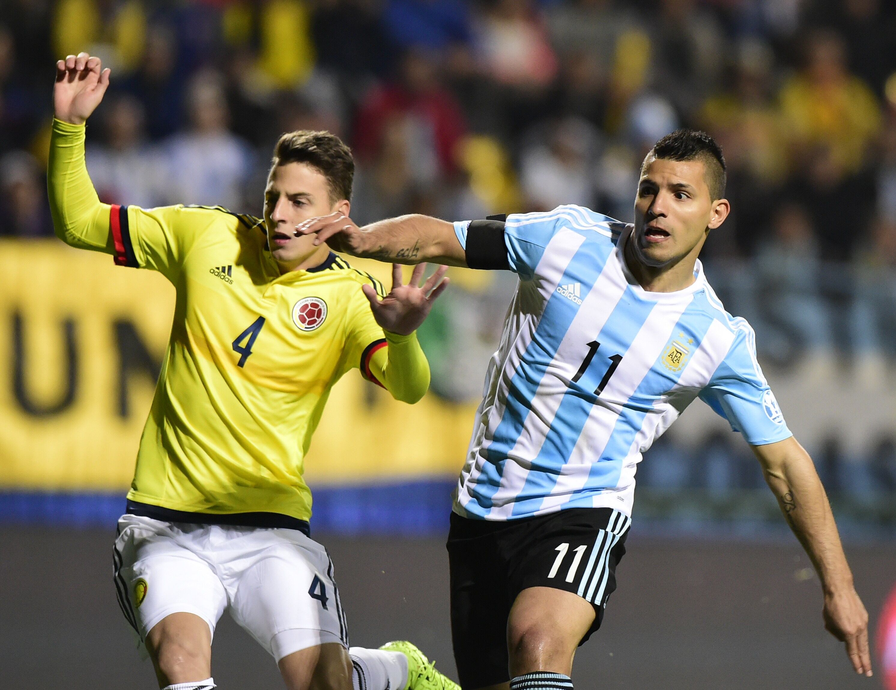 Sergio Agüero enfrentando a la Selección Colombia con Argentina. (Photo credit should read LUIS ACOSTA/AFP via Getty Images)