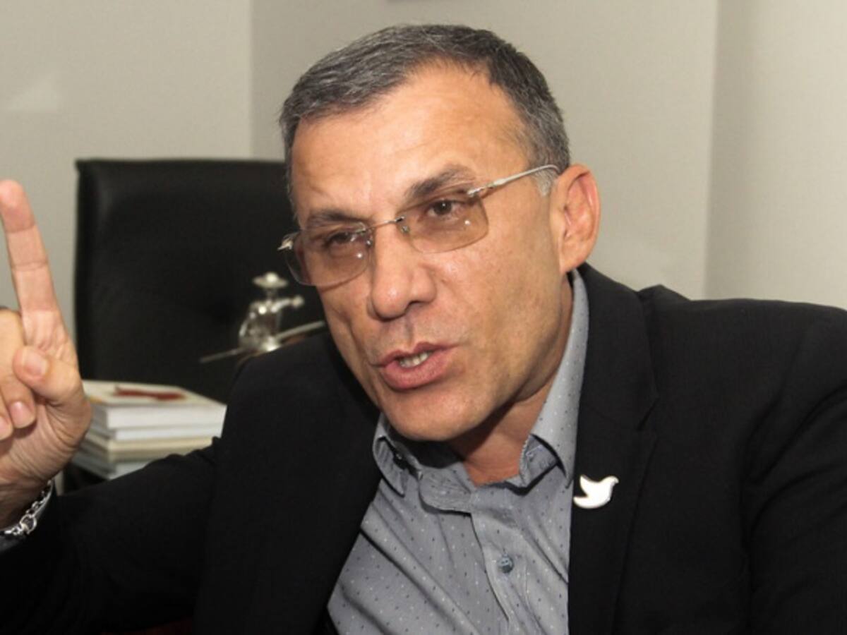 Claudia López le pidió a Roy Barreras que no cantara su voto por Petro