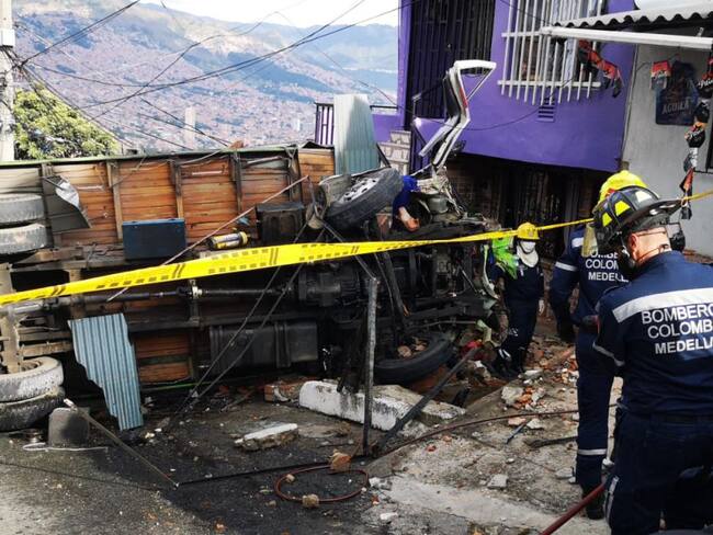 Un camión sin frenos arrolló 8 vehículos y dejó 6 lesionados en Medellín