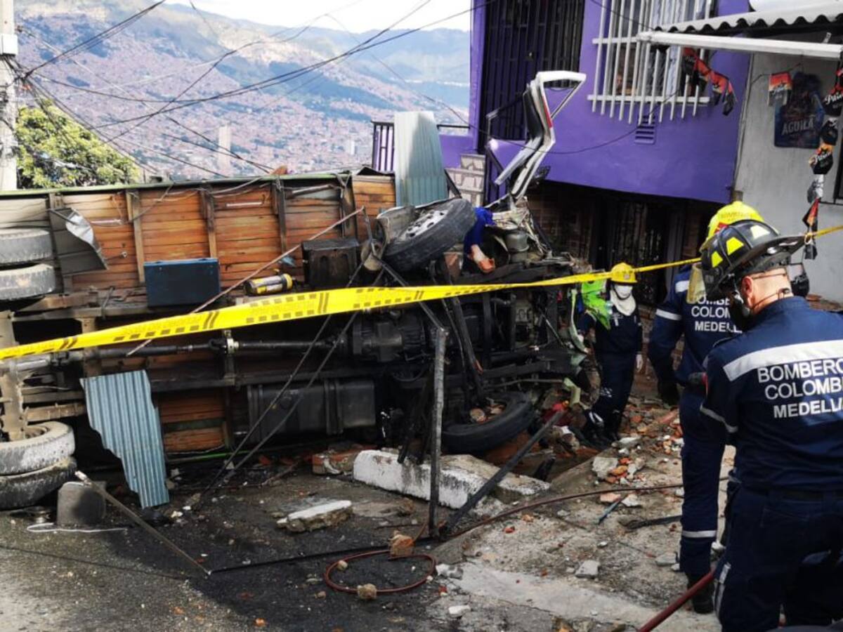Un camión sin frenos arrolló 8 vehículos y dejó 6 lesionados en Medellín