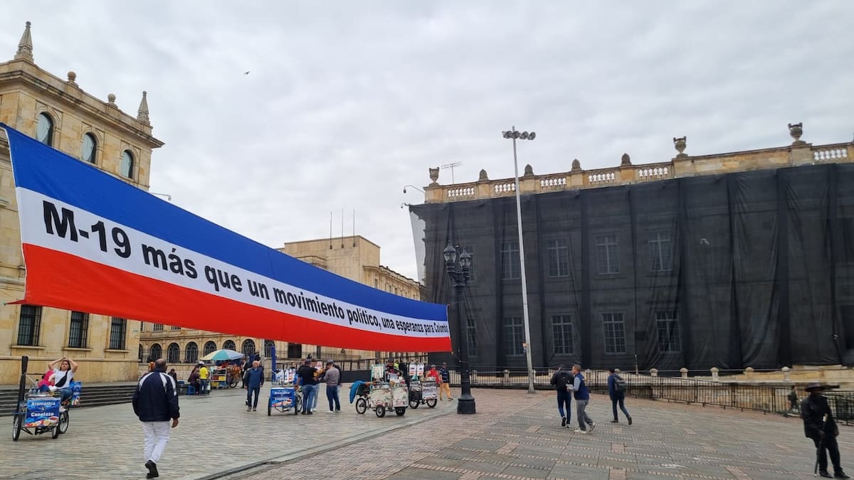 ¿Es válido usar públicamente banderas de grupos al margen de la ley que ofenden a las víctimas?