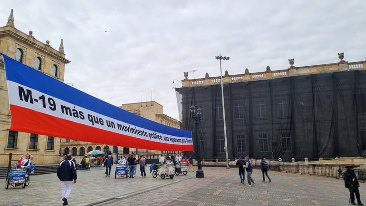 ¿Es válido usar públicamente banderas de grupos al margen de la ley que ofenden a las víctimas?