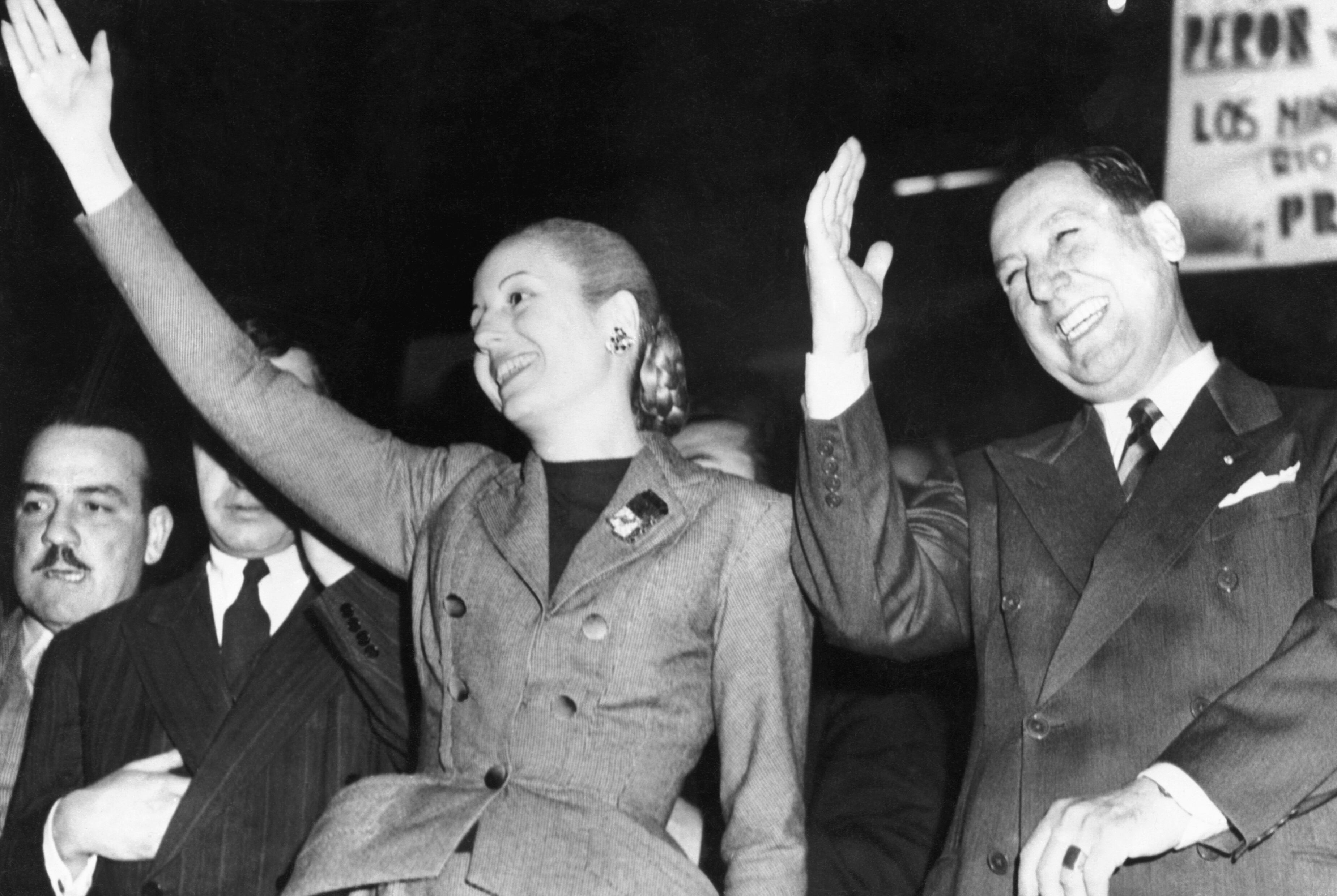 El presidente de Argentina, Juan Perón, y su esposa, Eva Perón, durante su campaña política el 28 de agosto de 1951. Foto: 	Bettmann / Getty Images