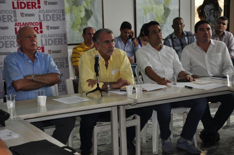 El Gobernador Eduardo Verano durante la reunión con los funcionarios del Fondo de Adaptación y la comunidad del sur del Atlántico