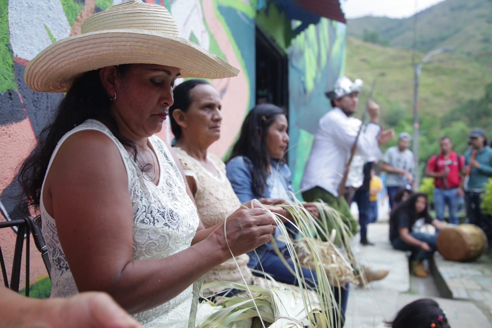 Mujeres de manos laboriosas que van de generación en generación contando una historia de familia.
