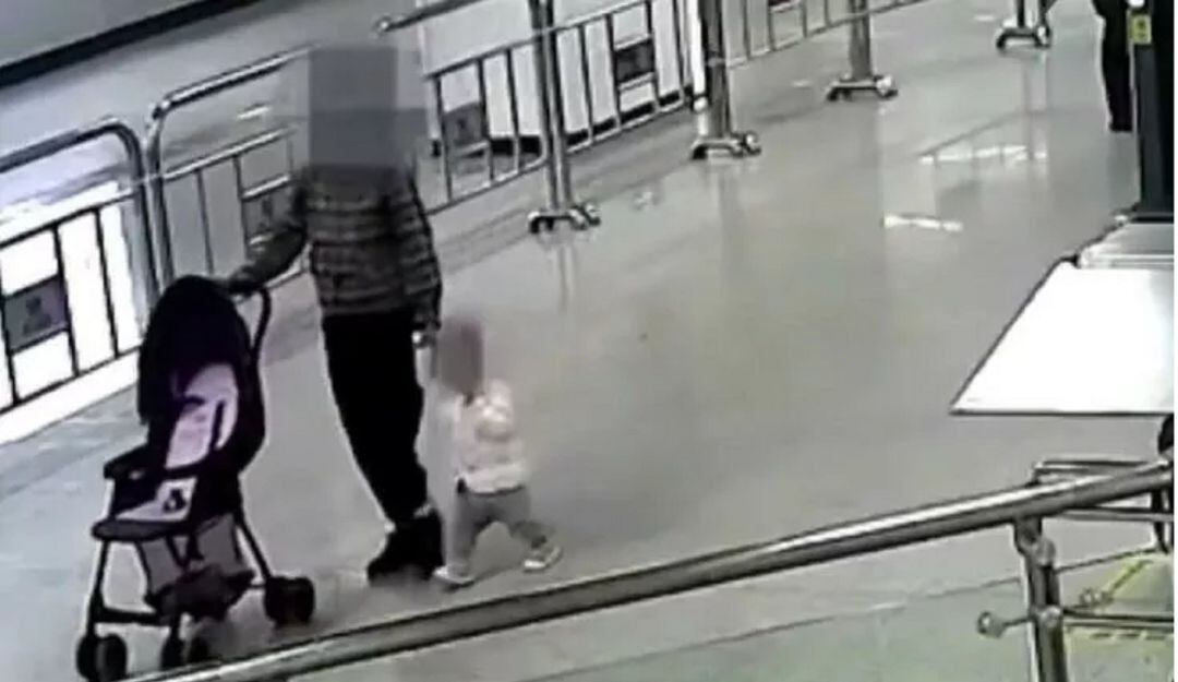 Guardia de seguridad salvó a bebé de accidente en escaleras eléctrica