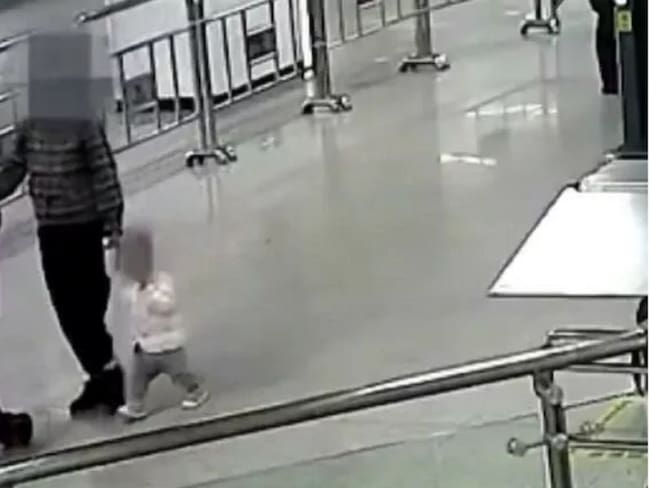 Guardia de seguridad salvó a bebé de accidente en escaleras eléctrica
