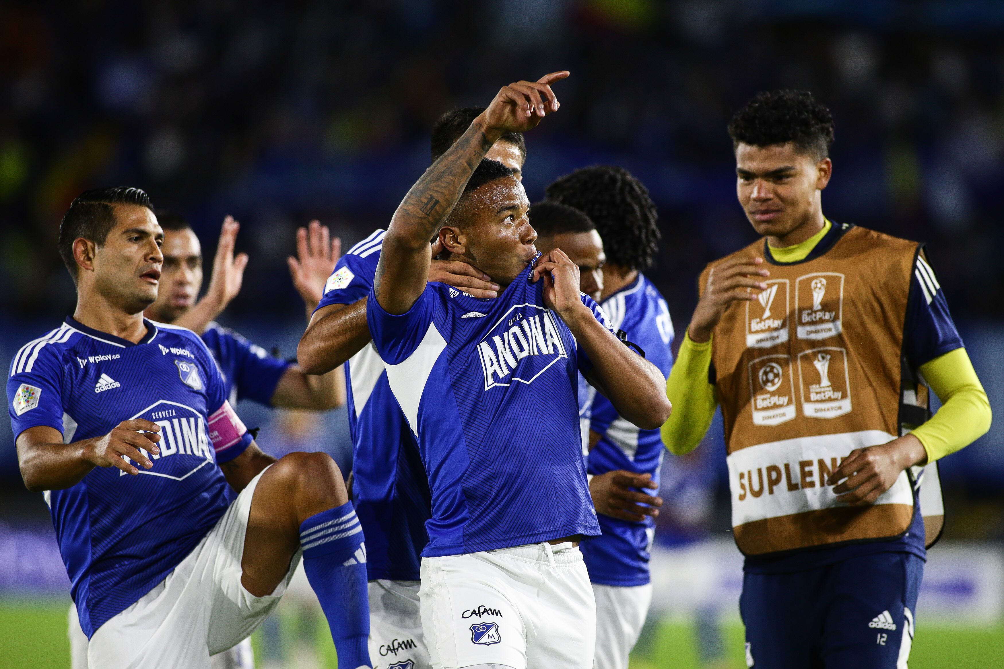 Los jugadores de Millonarios festejan el gol de Beckham Castro ante el Junior.(Colprensa - John Paz)