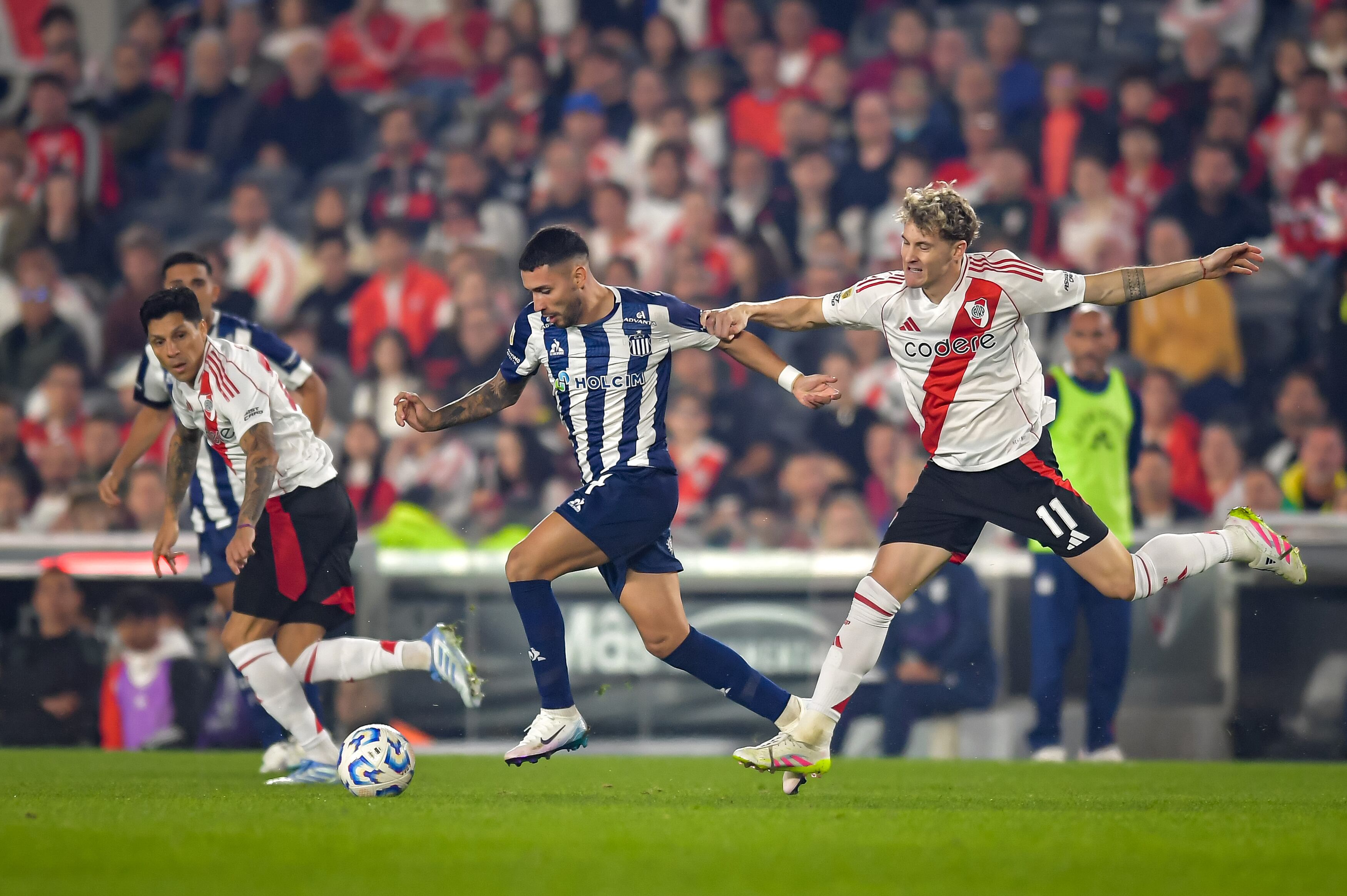 Nahuel Bustos, delantero argentino que interesa a Santa Fe, enfrentando a River Plate. (Photo by Marcelo Endelli/Getty Images)