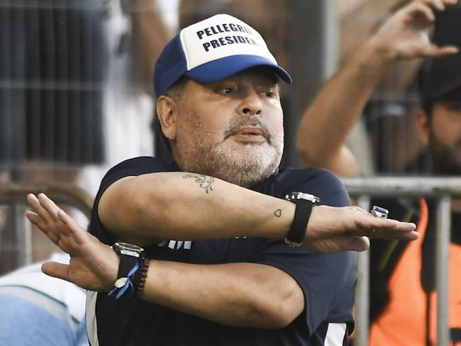 ¡Upa! El duro golpe que se dio Diego Maradona en pleno partido