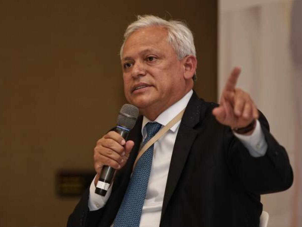 Andrade reconoce que no les pagó y despidió a varios empleados del conservatismo