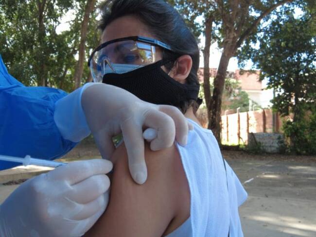 Personas de 18 a 49 años ya pueden recibir la tercera dosis